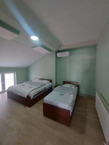 Giường trong phòng chung tại Premium Stay Prishtina