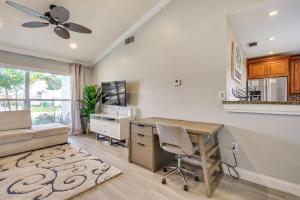 Una cocina o cocineta en 3 Mi to Sawgrass Mills Home with Lanai and Game Area