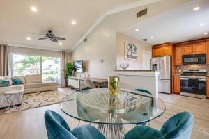 Una cocina o cocineta en 3 Mi to Sawgrass Mills Home with Lanai and Game Area