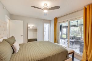 Una cama o camas en una habitación de 3 Mi to Sawgrass Mills Home with Lanai and Game Area