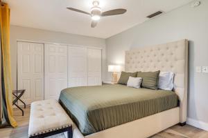 Una cama o camas en una habitación de 3 Mi to Sawgrass Mills Home with Lanai and Game Area