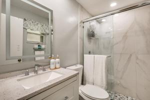 Un baño de 3 Mi to Sawgrass Mills Home with Lanai and Game Area 16 fotos más