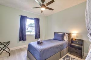 Una cama o camas en una habitación de 3 Mi to Sawgrass Mills Home with Lanai and Game Area