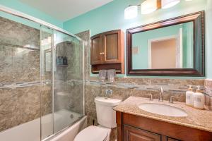 Un baño de 3 Mi to Sawgrass Mills Home with Lanai and Game Area