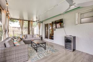 Una cocina o cocineta en 3 Mi to Sawgrass Mills Home with Lanai and Game Area