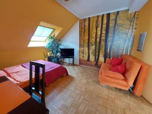 Un dormitorio con una cama y un sofá y una ventana. en Sunshine-Flat Düsseldorf-Ratingen, en Ratingen