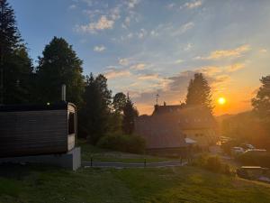 Východ nebo západ slunce při pohledu z penzionu nebo okolí