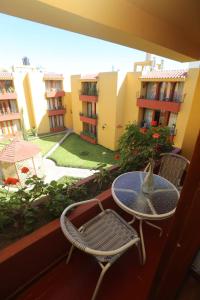 Condo located just 4 blocks from the main square的阳台或露台