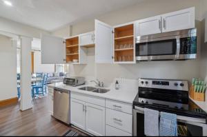 Η κουζίνα ή μικρή κουζίνα στο Cathedral Hill 3 bedroom Charm