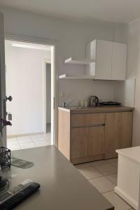 Kuchyň nebo kuchyňský kout v ubytování Milos Apartments
