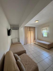 Postel nebo postele na pokoji v ubytování Milos Apartments + 14 fotografií