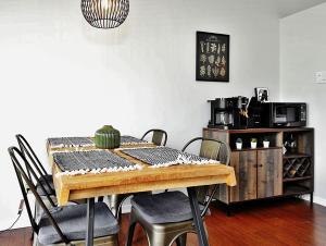 comedor con mesa con sillas y microondas en 54 chemin de la Perdrix, en Stoneham 5 fotos más