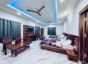 una camera da letto con un letto e un soffitto blu di Manya Palace a Orchha