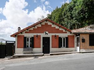 une petite maison rouge et blanche avec une porte noire dans l'établissement La maison du cerf, à Bergues
