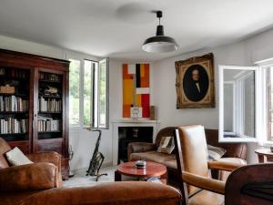 un salon rempli de meubles et d'une cheminée dans l'établissement La maison du cerf, à Bergues