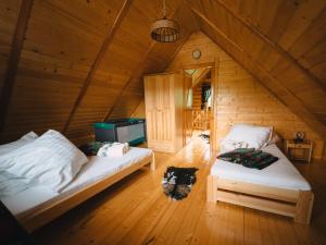 Chaty pod Pilskiem - sauna i jacuzzi w cenie客房内的一张或多张床位