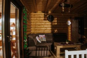 Chaty pod Pilskiem - sauna i jacuzzi w cenie的休息区