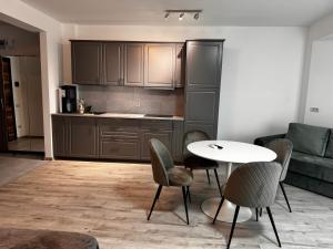 eine Küche mit Tisch und Stühlen und einer Couch in der Unterkunft Twin Waves in Costinești + 8 Fotos