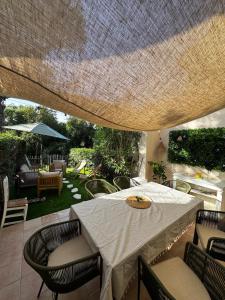 patio con tavolo, sedie e ombrellone di Villa Leona 3 Chambres et parc aquatique - Les Restanques a Grimaud
