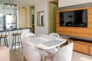 TV a/nebo společenská místnost v ubytování Apartamento Moderno y Lujoso con vista al Mar PISO19 - Cerca a la Ciudad Amurallada