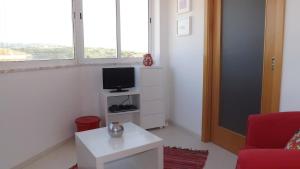 ColaresにあるApple Beach Apartmentのリビングルーム(テレビ、白いテーブル付)