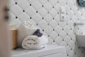 een knuffeldier dat op een plankje in een badkamer zit bij VILLA 24 Sarandë in Sarandë +50 foto's