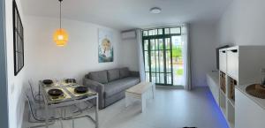 a living room with a couch and a table at Bajo en Playa Romana Alcossebre in Alcossebre