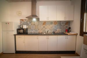 A kitchen or kitchenette at O Lar do Camiñante
