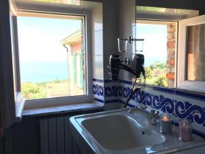 Et badeværelse på Montemarcello Holiday Home