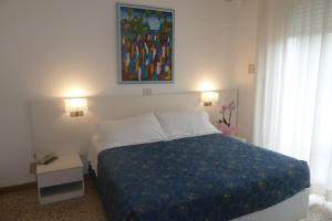 Postel nebo postele na pokoji v ubytování Hotel Astra + 37 fotografií