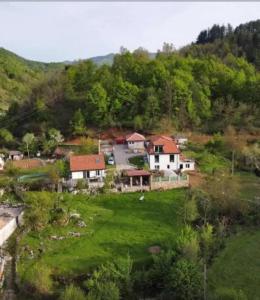 una vista aérea de una casa en un campo verde en Villa Perule 2 Вила Перуле, en Shumnatitsa 15 fotos más