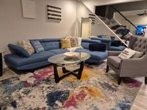 een woonkamer met een blauwe bank en een tafel bij Central - 2 Pools BBQ Jacuzzi Bath in Phoenix