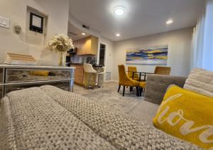 een woonkamer met een bed en een eetkamer bij Central - 2 Pools BBQ Jacuzzi Bath in Phoenix