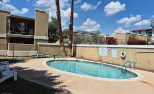 een zwembad voor een gebouw met palmbomen bij Central - 2 Pools BBQ Jacuzzi Bath in Phoenix