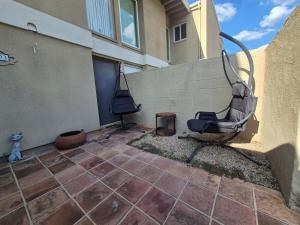 een terras met een stoel naast een gebouw bij Central - 2 Pools BBQ Jacuzzi Bath in Phoenix