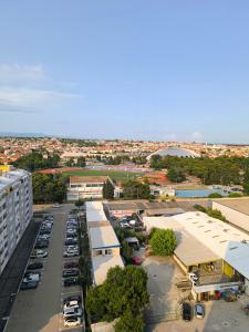 een luchtzicht op een stad met een parkeerplaats bij Cute studio-great location in Zadar