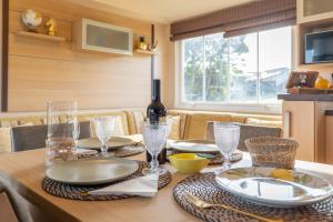 Foz do SousaGlamping Frog Farm的餐桌和一瓶葡萄酒