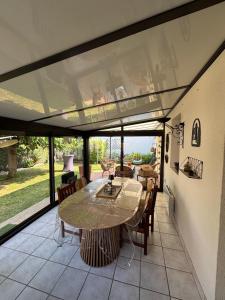 a dining room with a table and chairs at Maison Familiale avec Jardin & Parking privé in Les Sables-d'Olonne