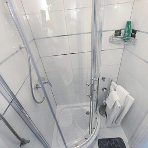 een douche met een glazen deur in een badkamer bij Cute studio-great location in Zadar +16 foto's