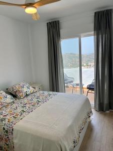 Ένα ή περισσότερα κρεβάτια σε δωμάτιο στο Apartamento Avigar con vistas a la montaña y piscina