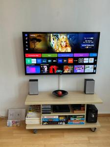 TV a/nebo společenská místnost v ubytování Schöne Ferienwohnung in Seebad Bansin 200m vom Strand (Heringsdorf, Kaiserbäder, Usedom)