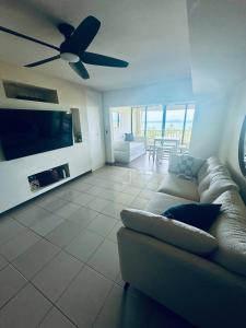 TV a/nebo společenská místnost v ubytování Ocean View in Palmas del Mar