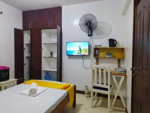 TV a/nebo společenská místnost v ubytování Barrizzi Studio Nyali Mombasa
