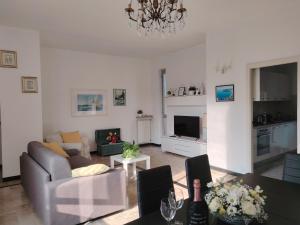 a living room with a couch and a table at La vie en rose flat in Sestri Levante