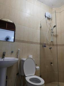 Koupelna v ubytování Barrizzi Studio Nyali Mombasa + 3 fotografie