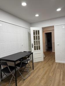 a dining room with a table and chairs in a room at Casa de Ferias apartamento T3 in Carregado +9 photos