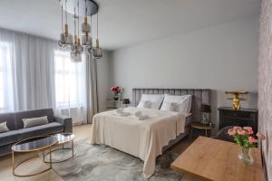 Uma cama ou camas num quarto em Apartmány U Devíti Lvů