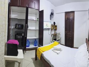 Postel nebo postele na pokoji v ubytování Barrizzi Studio Nyali Mombasa
