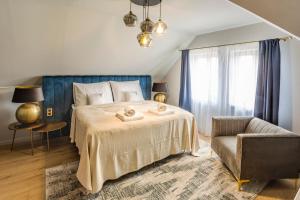 Uma cama ou camas num quarto em Apartmány U Devíti Lvů