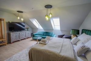 Uma cama ou camas num quarto em Apartmány U Devíti Lvů